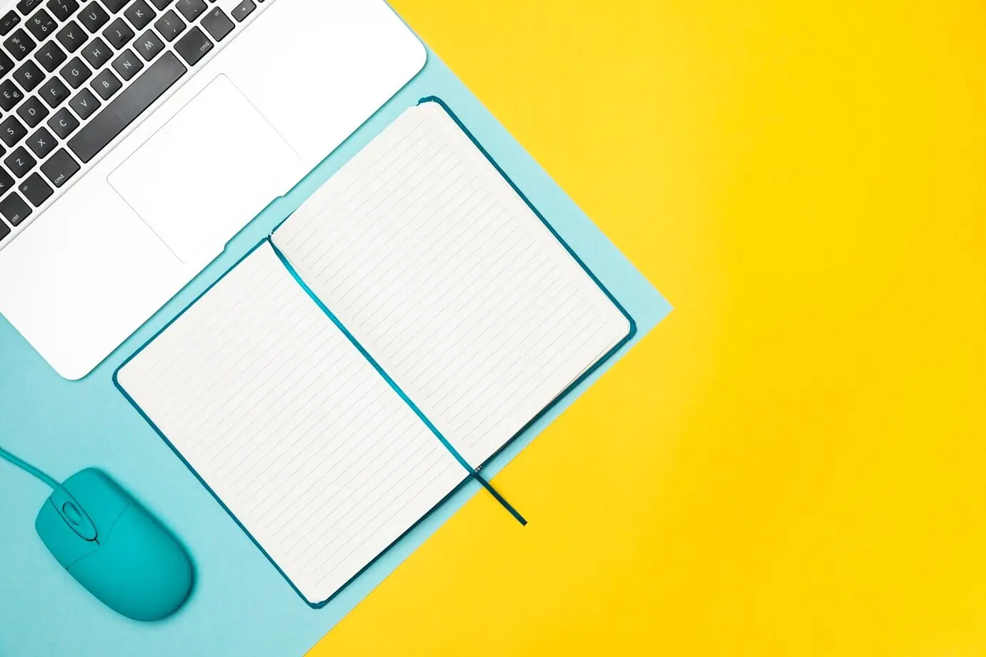 Flat-Lay-Schreibtischkonzept mit geöffnetem Notizbuch